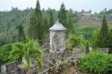 Filipinler, Batangas 'ta ağaçlarla çevrili dağ manzarası ve gündüz nöbet yeri.