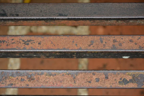 菲律宾公园里锈蚀锈蚀的金属长椅背景 — 图库照片