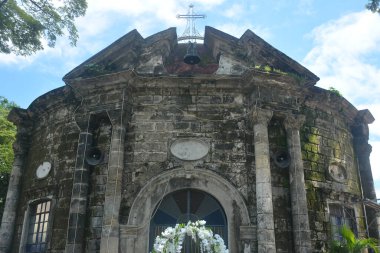 MANILA, PH-OCT 20 - 20 Ekim 2018 'de Manila, Filipinler' deki Paco Park 'taki Saint Pancratius Şapeli cephesi. Paco Park bir eğlence bahçesidir ve bir zamanlar İspanyol döneminde mezarlıktı.