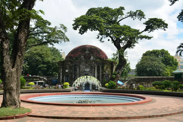 MANILA, PH-OCT 20 - 20 Ekim 2018 'de Manila, Filipinler' deki Paco Park 'taki Saint Pancratius Şapeli cephe ve çeşmesi. Paco Park bir eğlence bahçesidir ve bir zamanlar İspanyol döneminde mezarlıktı.