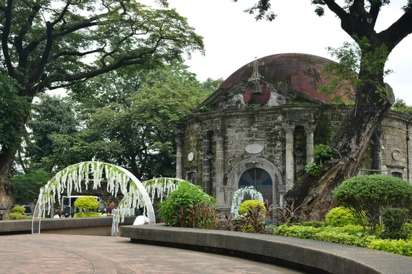 MANILA, PH-OCT 20 - 20 Ekim 2018 'de Manila, Filipinler' deki Paco Park 'taki Saint Pancratius Şapeli cephesi. Paco Park bir eğlence bahçesidir ve bir zamanlar İspanyol döneminde mezarlıktı.