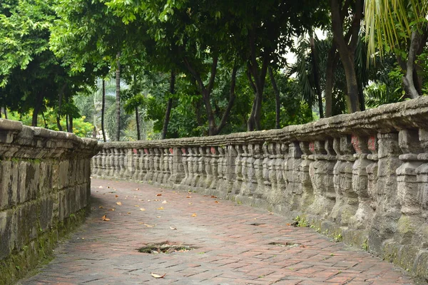 マニラ 10月20日 フィリピンのマニラで10月20日にパコパークの経路 パコ公園はレクリエーションガーデンで かつてはスペイン時代の墓地でした — ストック写真