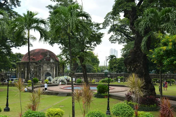 MANILA, PH-OCT 20 - 20 Ekim 2018 'de Manila, Filipinler' deki Paco Park 'taki Saint Pancratius Şapeli cephesi. Paco Park bir eğlence bahçesidir ve bir zamanlar İspanyol döneminde mezarlıktı.