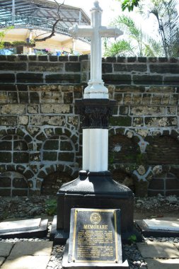 MANILA, PH-OCT 20 - 20 Ekim 2018 tarihinde Manila, Filipinler 'de Paco Park haç işareti. Paco Park bir eğlence bahçesidir ve bir zamanlar İspanyol döneminde mezarlıktı.