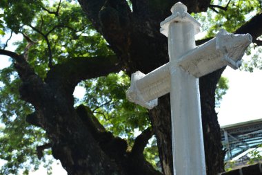 MANILA, PH-OCT 20 - 20 Ekim 2018 tarihinde Manila, Filipinler 'de Paco Park haç işareti. Paco Park bir eğlence bahçesidir ve bir zamanlar İspanyol döneminde mezarlıktı.
