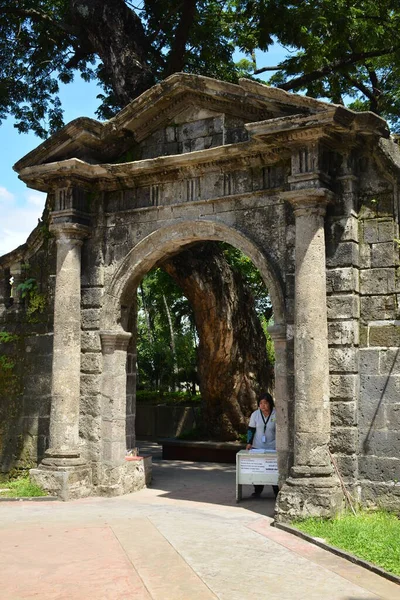 马尼拉 Oct 2018年10月20日 菲律宾马尼拉帕科公园入口拱门设计 帕科公园是一个娱乐园 在西班牙时期曾经是一个墓地 — 图库照片