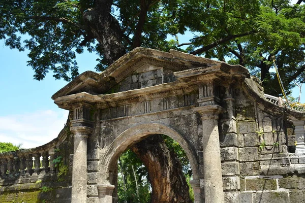 马尼拉 Oct 2018年10月20日 菲律宾马尼拉帕科公园入口拱门设计 帕科公园是一个娱乐园 在西班牙时期曾经是一个墓地 — 图库照片