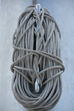 Açık havada bayrak direği halatı parka bağlandı. Bayrak çekmek için kullanın.