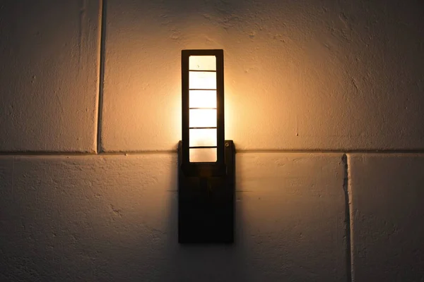Помаранчева Лампа Розжарювання Стіні Використовується Освітлення Всередині Музею — стокове фото