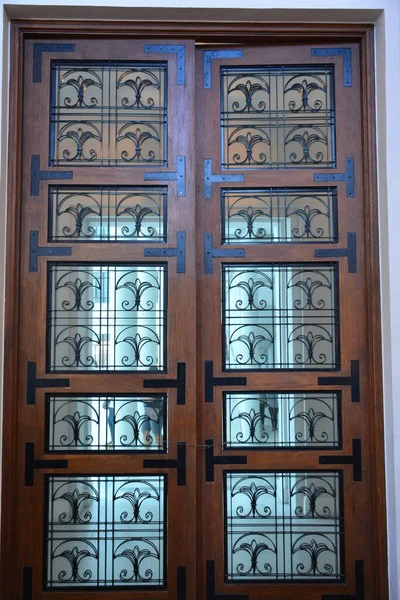 Tall Wood Door Metal Art Detail Grill Glass Museum Philippines — Stock Photo, Image