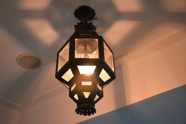 Orange Glödlampa Hängande Museitak Filippinerna — Stockfoto