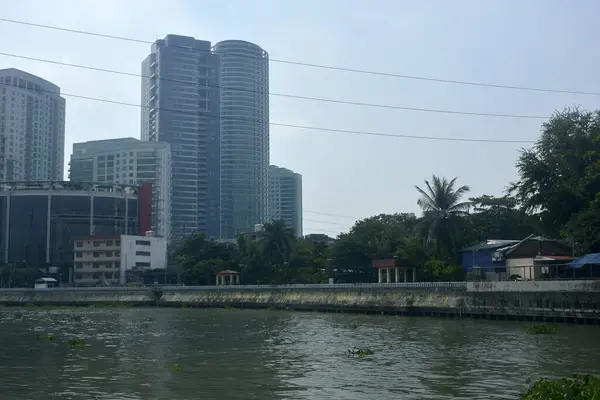 Makati Oct 2018年10月6日在菲律宾马卡蒂包围建筑物结构 — 图库照片