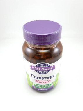 MANILA, PH - SEPT 7 - Oregonlar 7 Eylül 2020 'de Filipinler, Manila' da vahşi hasat cordyceps takviyesi.