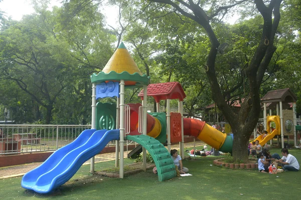 QUEZON CITY, PH - OCT 6 - Quezon Memorial Circle çocuk parkı 6 Ekim 2018, Quezon City, Filipinler.