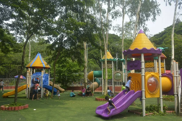 QUEZON CITY, PH - OCT 6 - Quezon Memorial Circle çocuk parkı 6 Ekim 2018, Quezon City, Filipinler.