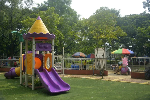 QUEZON CITY, PH - OCT 6 - Quezon Memorial Circle çocuk parkı 6 Ekim 2018, Quezon City, Filipinler.