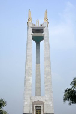 QUEZON ŞEHRİ, PH-OCT 6 - Quezon Çemberi Dikilitaş Anıt Kulesi 6 Ekim 2018 tarihinde Quezon City, Filipinler.