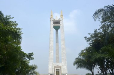 QUEZON ŞEHRİ, PH-OCT 6 - Quezon Çemberi Dikilitaş Anıt Kulesi 6 Ekim 2018 tarihinde Quezon City, Filipinler.