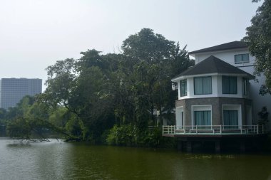 QUEZON CITY, PH - OCT 6 - Ninoy Aquino parkları ve vahşi yaşam su gölleri artı 6 Ekim 2018 'de Quezon City, Filipinler' de ev cephesi.