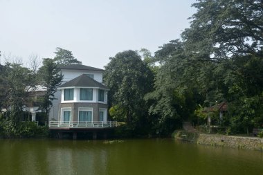 QUEZON CITY, PH - OCT 6 - Ninoy Aquino parkları ve vahşi yaşam su gölleri artı 6 Ekim 2018 'de Quezon City, Filipinler' de ev cephesi.