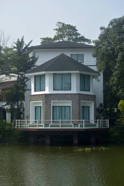 QUEZON CITY, PH - OCT 6 - Ninoy Aquino parkları ve vahşi yaşam su gölleri artı 6 Ekim 2018 'de Quezon City, Filipinler' de ev cephesi.