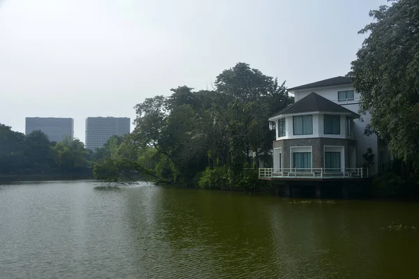 QUEZON CITY, PH - OCT 6 - Ninoy Aquino parkları ve vahşi yaşam su gölleri artı 6 Ekim 2018 'de Quezon City, Filipinler' de ev cephesi.