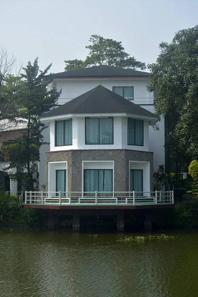 QUEZON CITY, PH - OCT 6 - Ninoy Aquino parkları ve vahşi yaşam su gölleri artı 6 Ekim 2018 'de Quezon City, Filipinler' de ev cephesi.