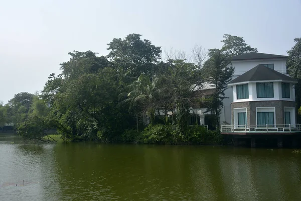 QUEZON CITY, PH - OCT 6 - Ninoy Aquino parkları ve vahşi yaşam su gölleri artı 6 Ekim 2018 'de Quezon City, Filipinler' de ev cephesi.