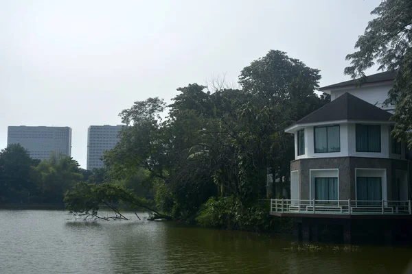 QUEZON CITY, PH - OCT 6 - Ninoy Aquino parkları ve vahşi yaşam su gölleri artı 6 Ekim 2018 'de Quezon City, Filipinler' de ev cephesi.