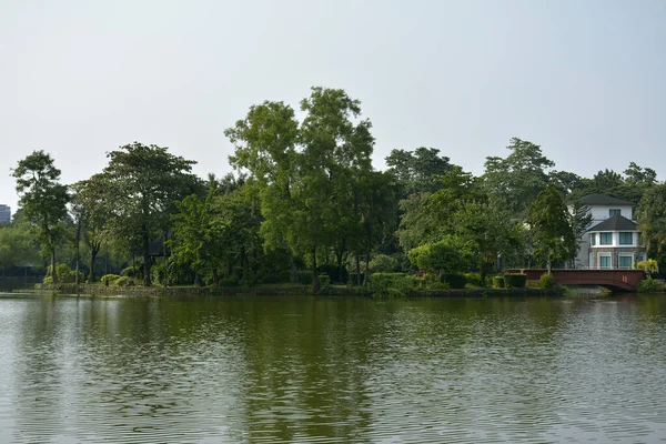 QUEZON CITY, PH - OCT 6 - Ninoy Aquino parkları ve vahşi yaşam su gölleri artı 6 Ekim 2018 'de Quezon City, Filipinler' de ev cephesi.