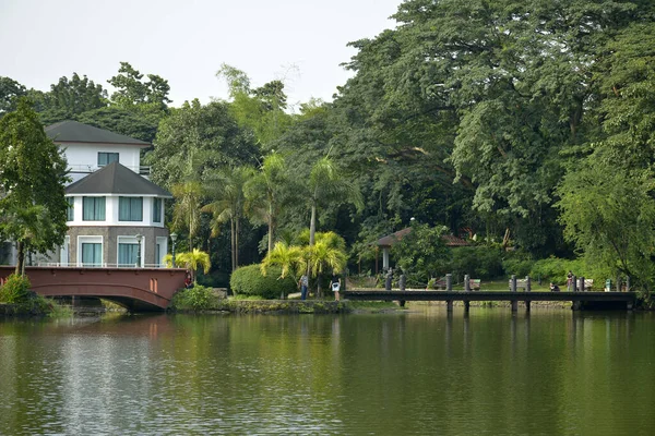 QUEZON CITY, PH - OCT 6 - Ninoy Aquino parkları ve vahşi yaşam su gölleri artı 6 Ekim 2018 'de Quezon City, Filipinler' de ev cephesi.