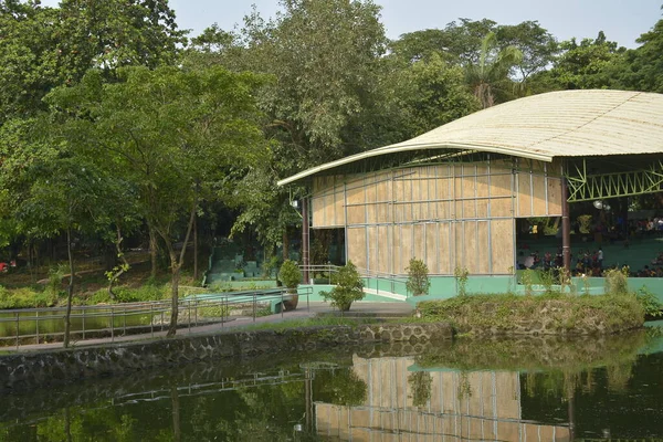 QUEZON CITY, PH-OCT 6 - Ninoy Aquino parkları ve vahşi yaşam amfitiyatro cephesi 6 Ekim 2018 Quezon City, Filipinler.