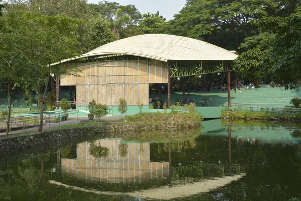 QUEZON CITY, PH-OCT 6 - Ninoy Aquino parkları ve vahşi yaşam amfitiyatro cephesi 6 Ekim 2018 Quezon City, Filipinler.