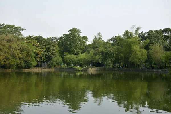 Quezon City 10月6日 フィリピンのケソン市で2018年10月6日にナイニー アキノ公園と野生動物用ウォーターラグーン — ストック写真