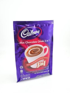 MANILA, PH - SEPT 7 - Cadbury sıcak çikolata içeceği 3 tanesi 7 Eylül 2020 'de Manila, Filipinler' de 1 kese içinde.