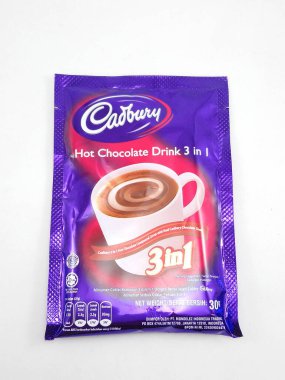 MANILA, PH - SEPT 7 - Cadbury sıcak çikolata içeceği 3 tanesi 7 Eylül 2020 'de Manila, Filipinler' de 1 kese içinde.