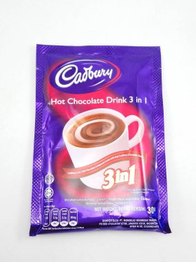 MANILA, PH - SEPT 7 - Cadbury sıcak çikolata içeceği 3 tanesi 7 Eylül 2020 'de Manila, Filipinler' de 1 kese içinde.