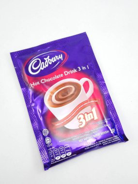 MANILA, PH - SEPT 7 - Cadbury sıcak çikolata içeceği 3 tanesi 7 Eylül 2020 'de Manila, Filipinler' de 1 kese içinde.