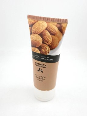 MANILA, PH - SEPT 7 - 7 Eylül 2020 tarihinde Manila, Filipinler 'de doğal Shea yağı özlü el kremi içeren doğal malzemeler.