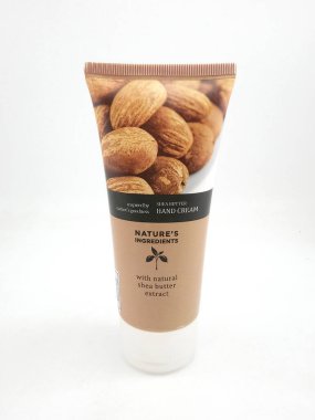 MANILA, PH - SEPT 7 - 7 Eylül 2020 tarihinde Manila, Filipinler 'de doğal Shea yağı özlü el kremi içeren doğal malzemeler.