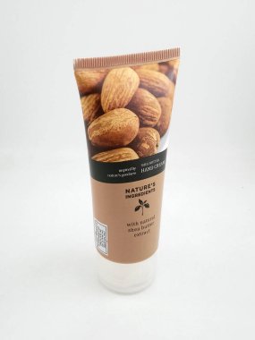 MANILA, PH - SEPT 7 - 7 Eylül 2020 tarihinde Manila, Filipinler 'de doğal Shea yağı özlü el kremi içeren doğal malzemeler.