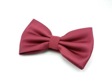 Erkekler polo yaka takmak için kahverengi papyon kullanırlar.