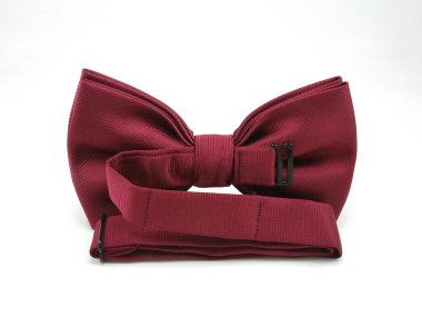 Erkekler polo yaka takmak için kahverengi papyon kullanırlar.