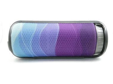 Mor ve mavi renklere sahip bluetooth kablosuz hoparlör akıllı telefondan müzik çalmak için kullanılır