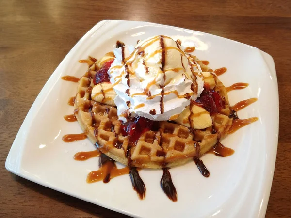 Banane Fendue Avec Crème Fouettée Crème Glacée Confiture Fraises Sirop — Photo