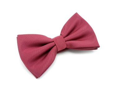 Erkekler polo yaka takmak için kahverengi papyon kullanırlar.