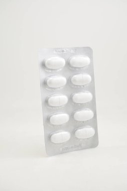 MANILA, PH - SEPT 10 - 10 Eylül 2020 tarihinde Manila, Filipinler 'de kalsiyum karbonat takviyesi kabarcık folyo paketi.