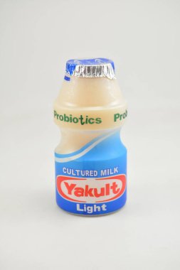MANILA, PH - SEPT 10 - Yakult light 10 Eylül 2020 tarihinde Manila, Filipinler 'de süt probiyotikleri.