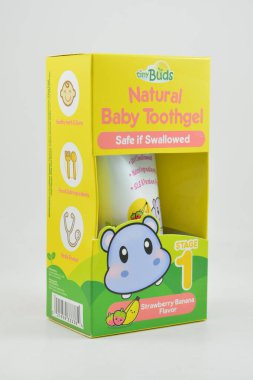 MANILA, PH - SEPT 10 - Mini tomurcuklar 10 Eylül 2020 tarihinde Manila, Filipinler 'de bebek diş macunu çilek aroması.