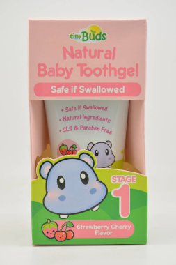 MANILA, PH - SEPT 10 - 10 Eylül 2020 tarihinde Manila, Filipinler 'de küçük tomurcuklar, doğal bebek diş jölesi çileği aroması.